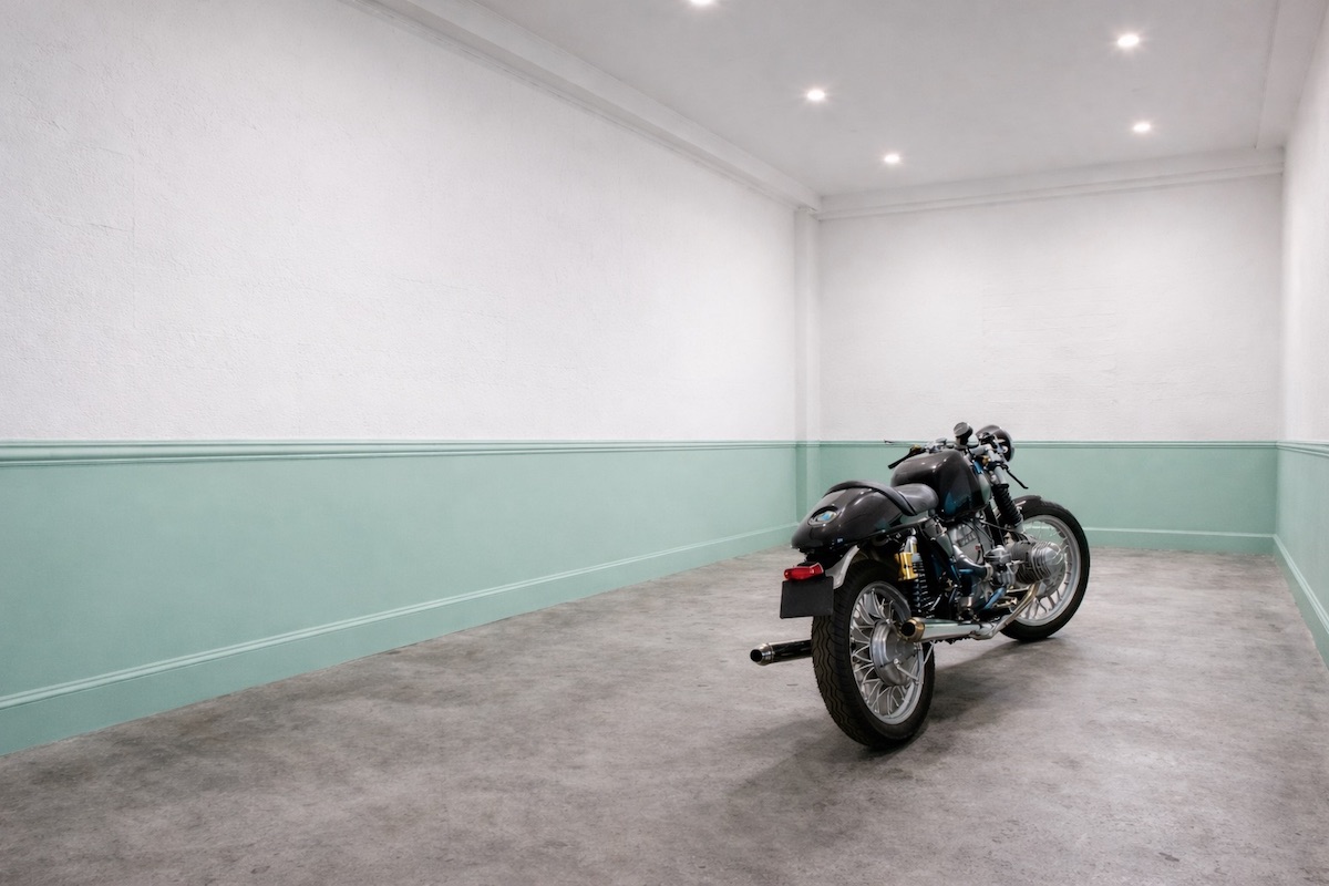 Peinture intérieure d’un garage propre et fonctionnel