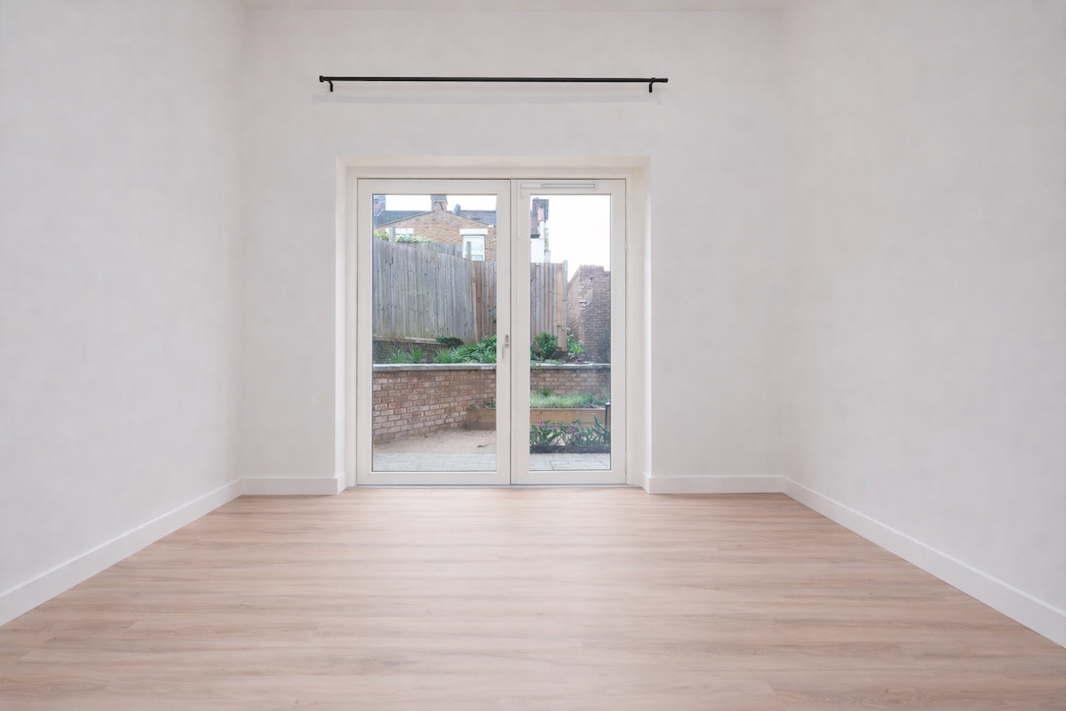 Peinture d’une pièce individuelle, murs uniformes et lumineux