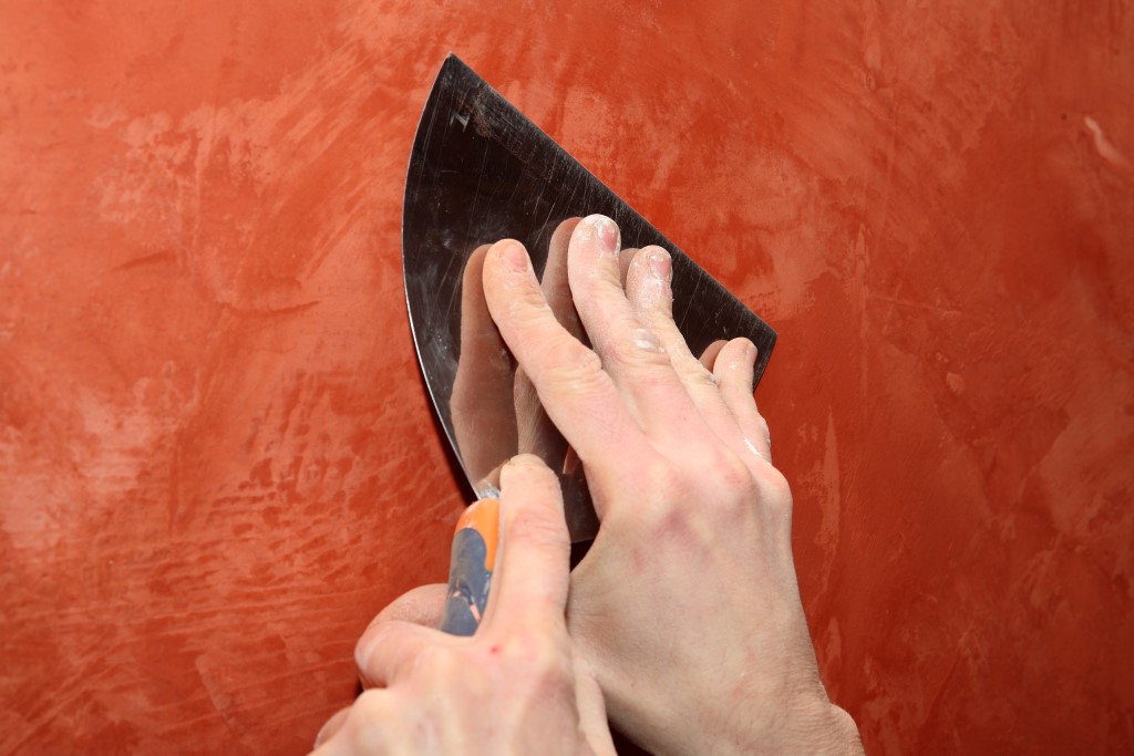 Application d’enduits décoratifs sur murs intérieurs